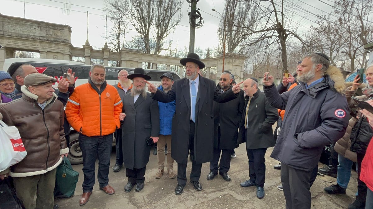 הרב הראשי הגיע לבקר את הפליטים מאוקראינה