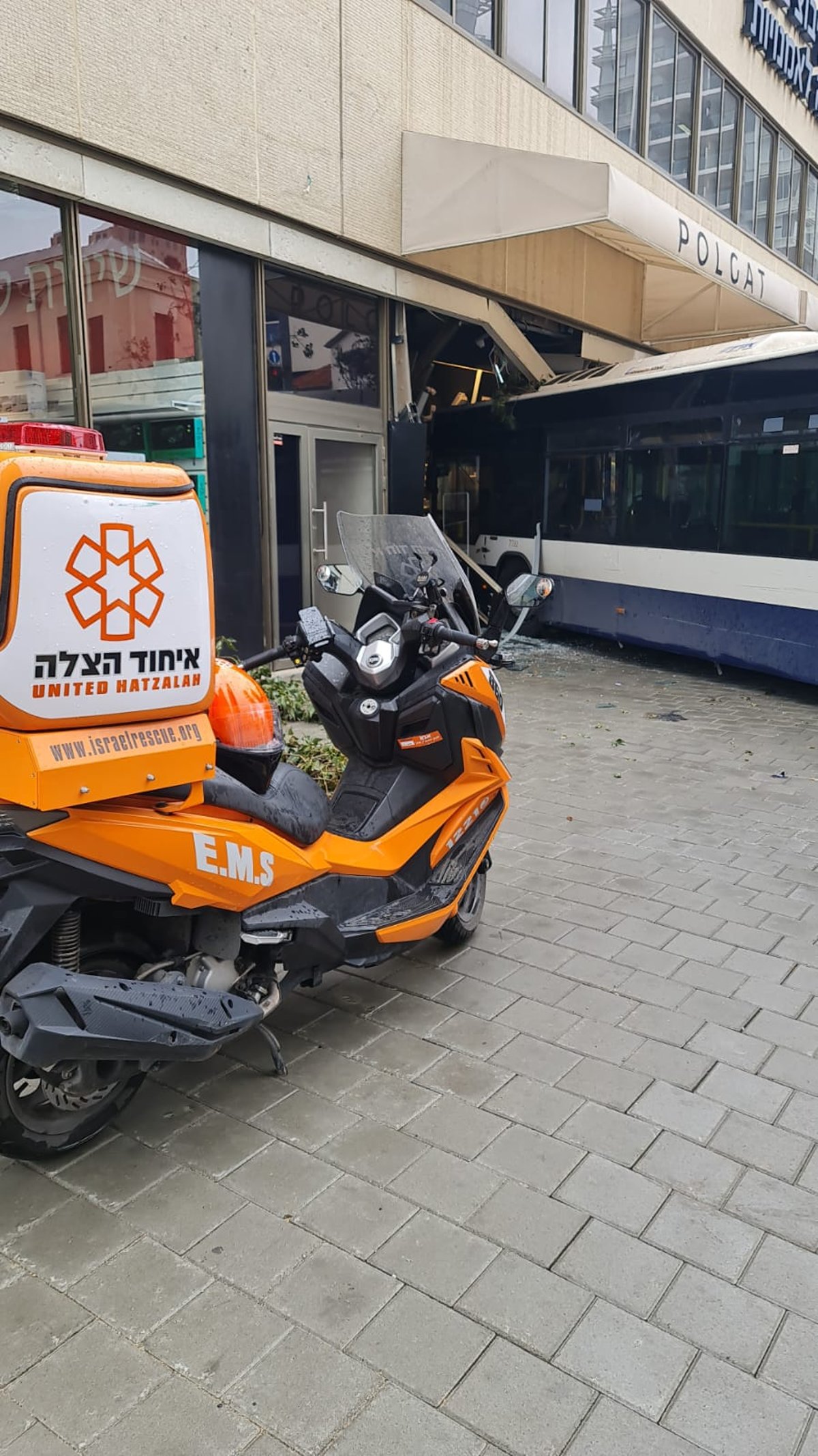 אוטובוס איבד שליטה והתנגש בחלון ראווה • צפו