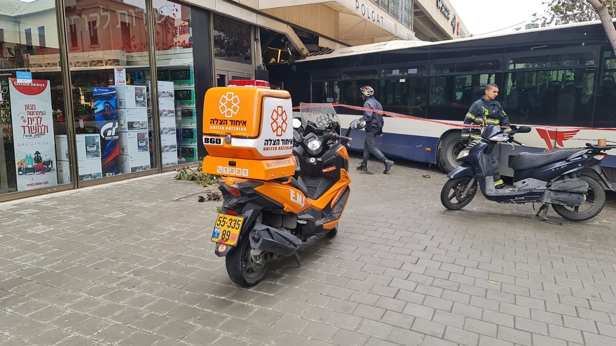 אוטובוס איבד שליטה והתנגש בחלון ראווה • צפו