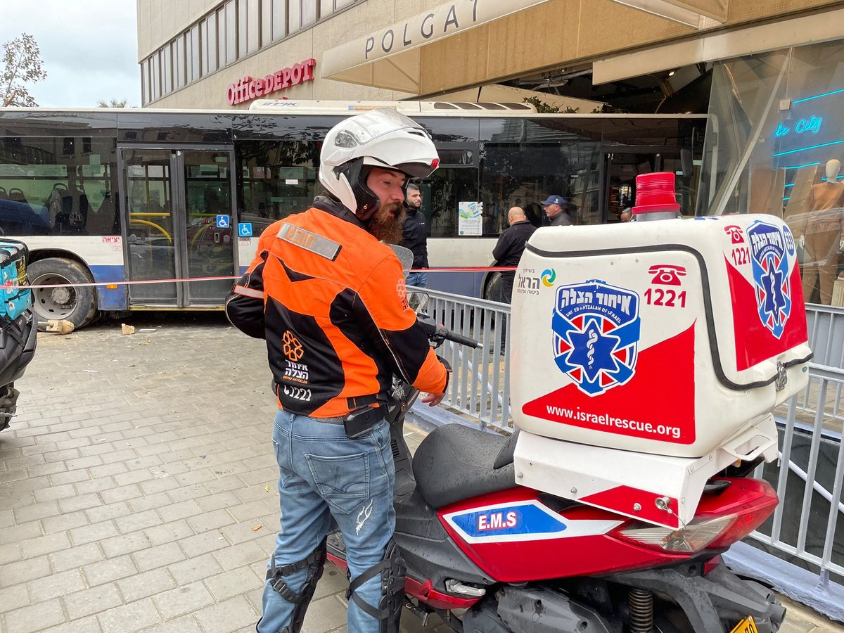 אוטובוס איבד שליטה והתנגש בחלון ראווה • צפו