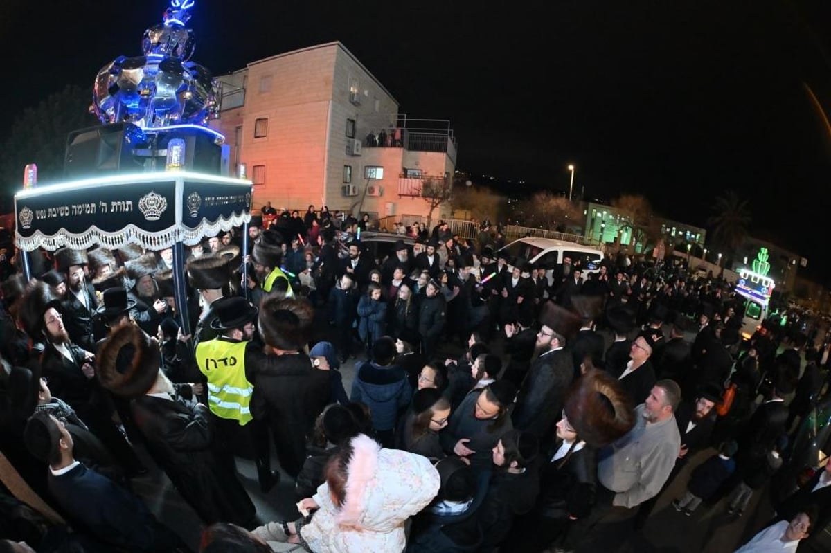 לזכרו של הרבי: חסידי נדבורנה ביתר חגגו הכנסת ספר תורה חדש