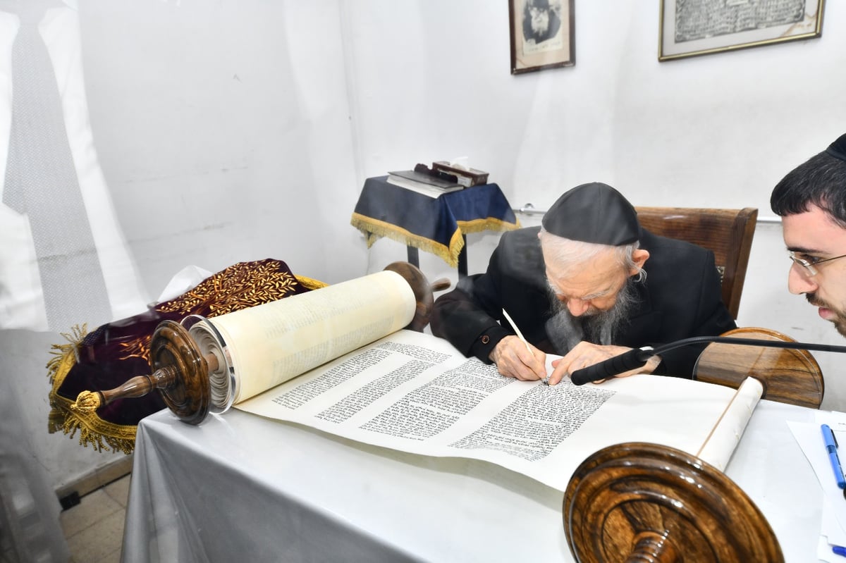 בישיבה של 'מסיימי הש"ס' הכניסו ספר תורה • צפו