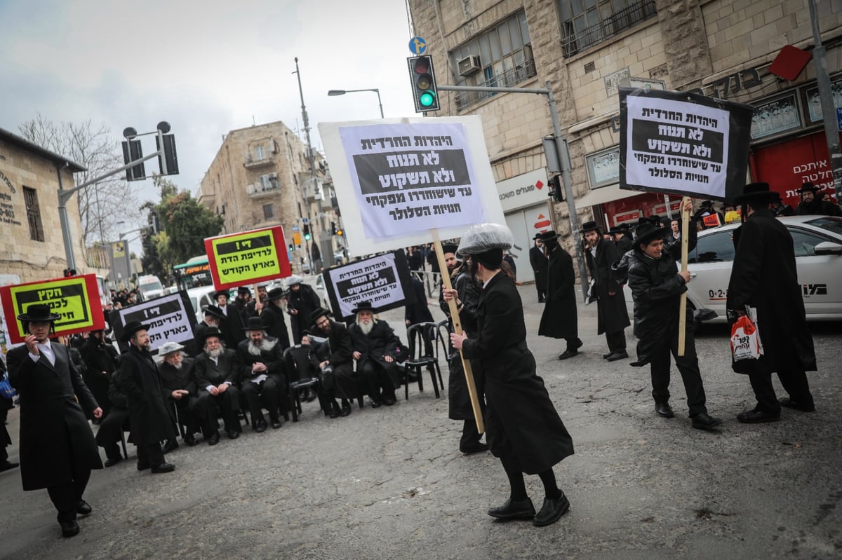 אחרי הארכת המעצר: זקני 'העדה' מוחים בכיכר השבת