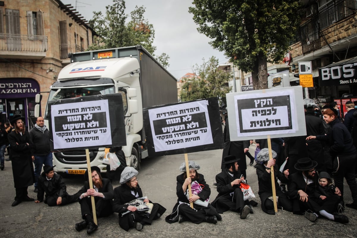 אחרי הארכת המעצר: זקני 'העדה' מוחים בכיכר השבת