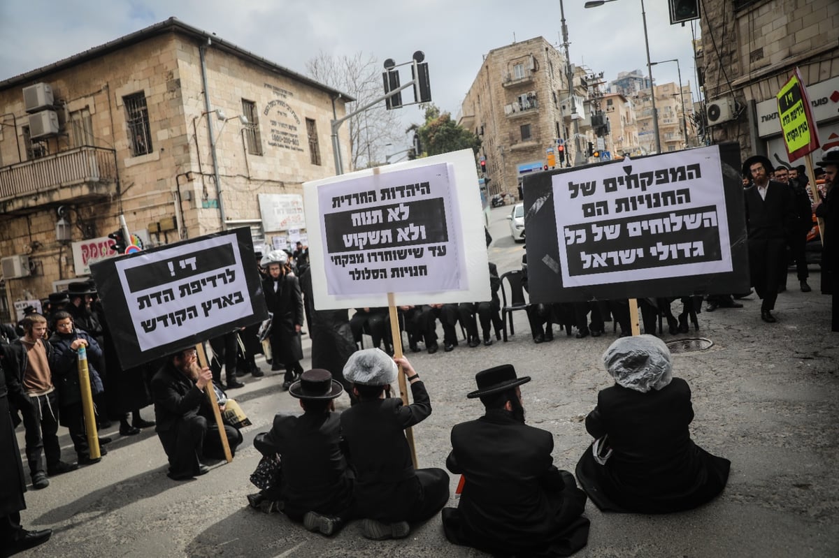 אחרי הארכת המעצר: זקני 'העדה' מוחים בכיכר השבת