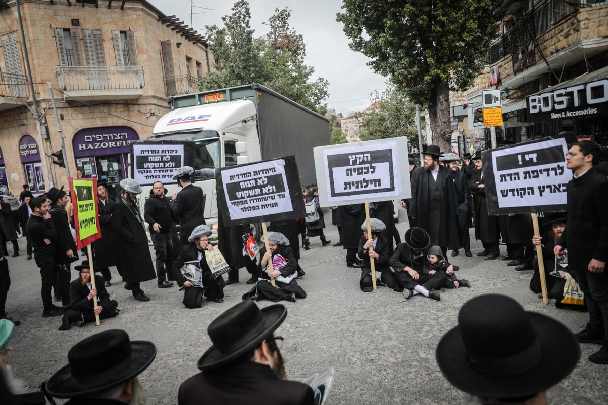 אחרי הארכת המעצר: זקני 'העדה' מוחים בכיכר השבת