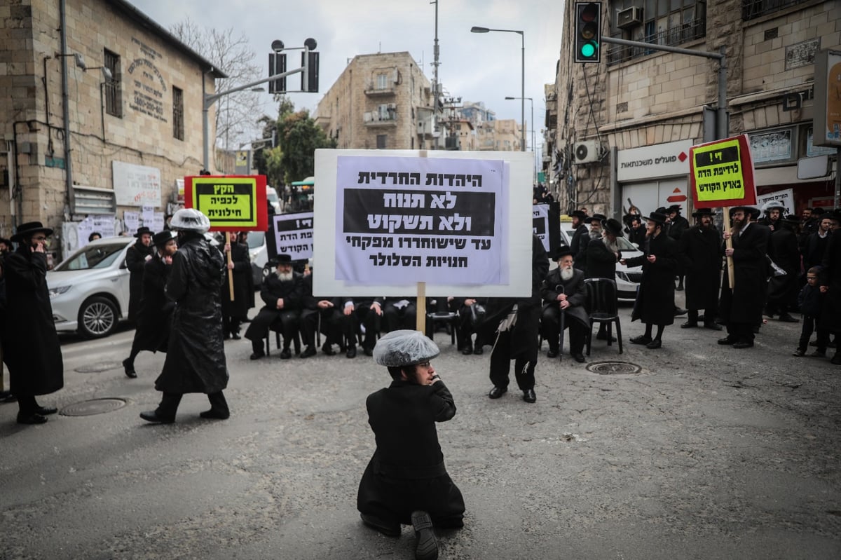 אחרי הארכת המעצר: זקני 'העדה' מוחים בכיכר השבת