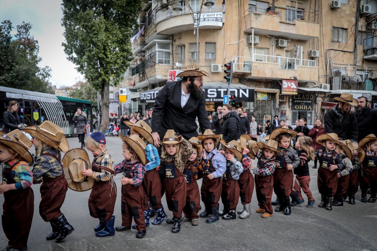 ילדי החיידר המחופשים יצאו לרחובות • גלריה