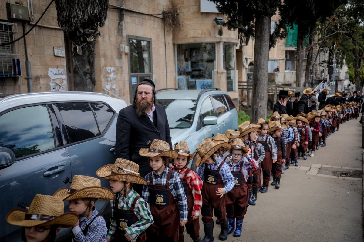 ילדי החיידר המחופשים יצאו לרחובות • גלריה