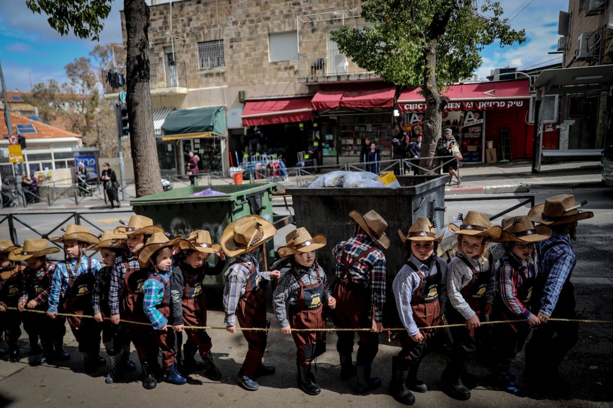 ילדי החיידר המחופשים יצאו לרחובות • גלריה