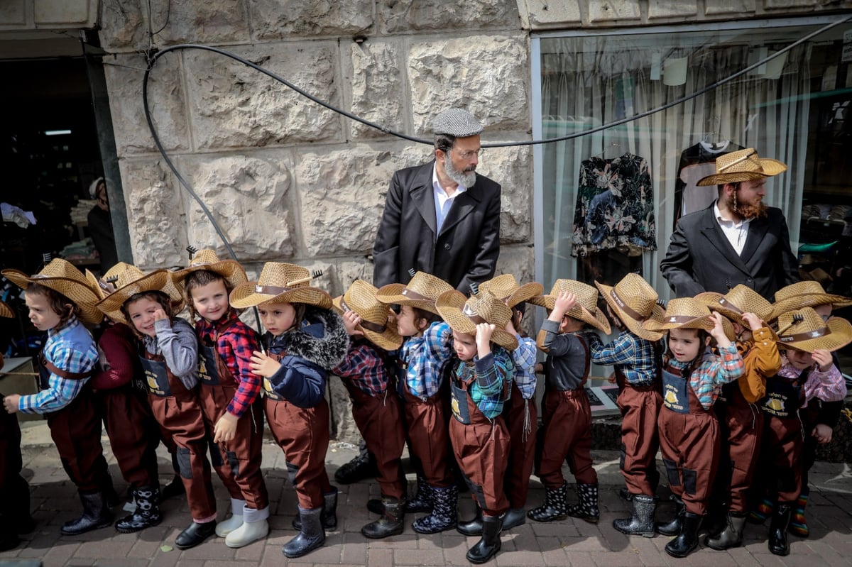 ילדי החיידר המחופשים יצאו לרחובות • גלריה