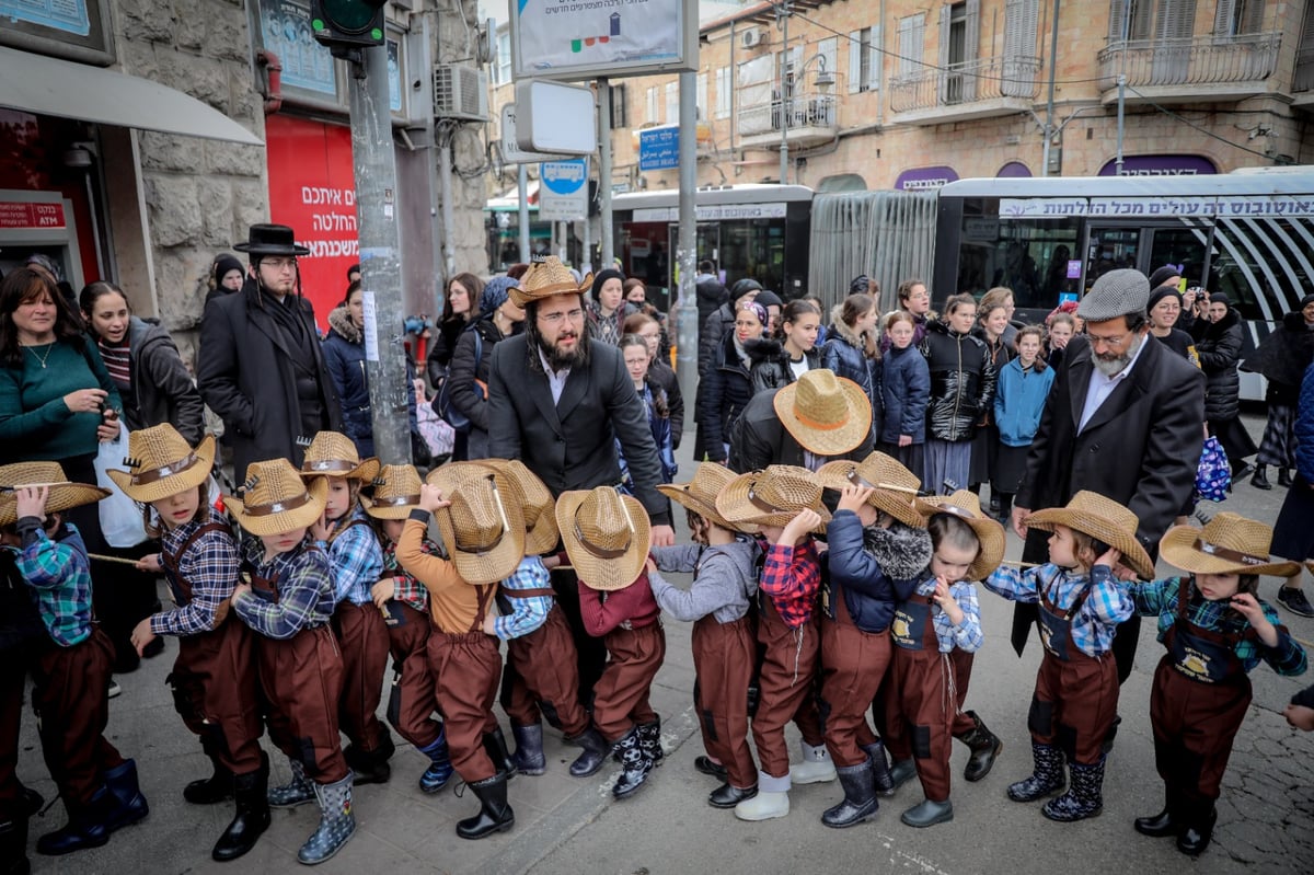 ילדי החיידר המחופשים יצאו לרחובות • גלריה