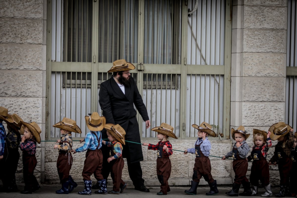 ילדי החיידר המחופשים יצאו לרחובות • גלריה