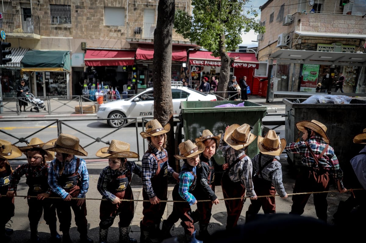 ילדי החיידר המחופשים יצאו לרחובות • גלריה