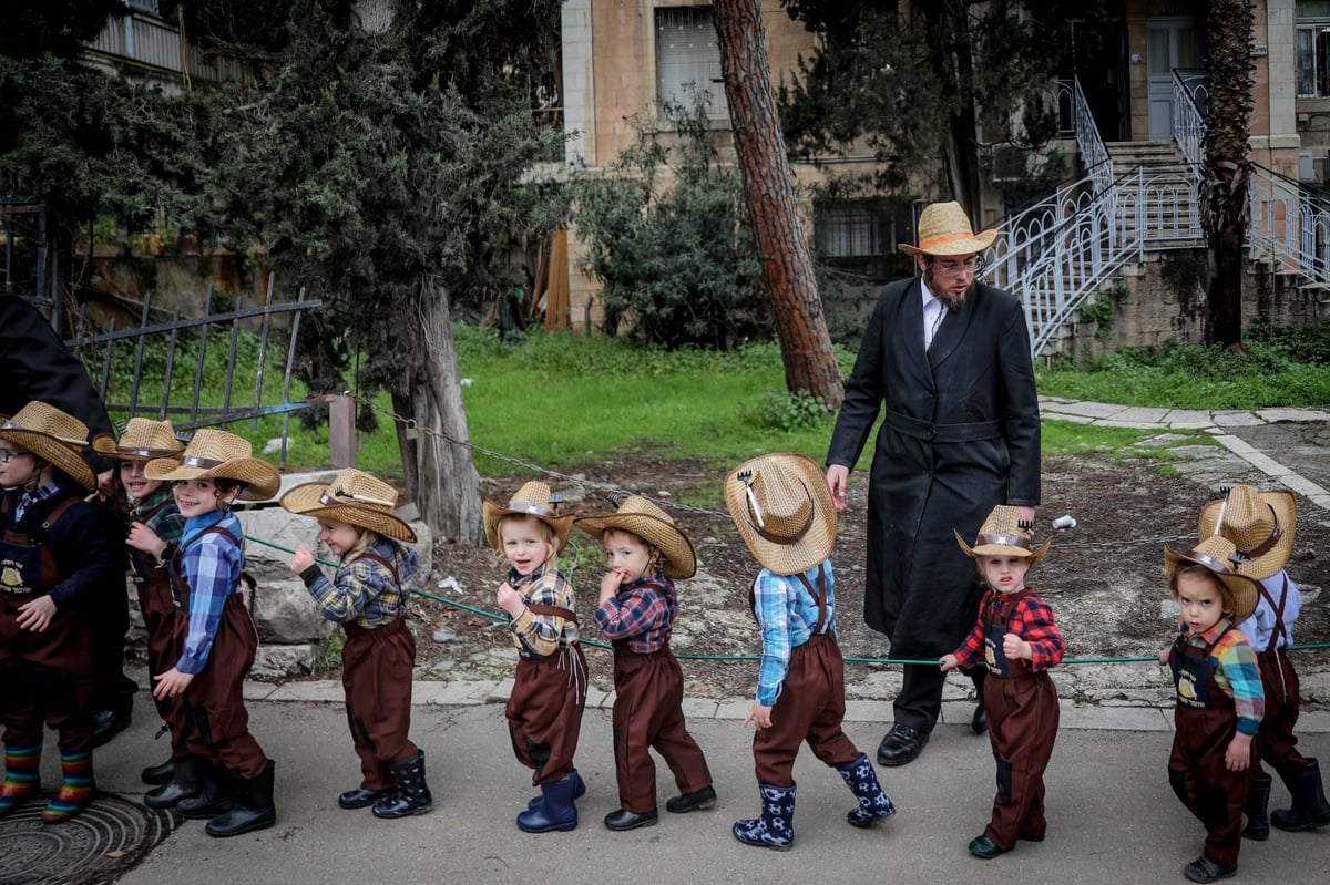 ילדי החיידר המחופשים יצאו לרחובות • גלריה