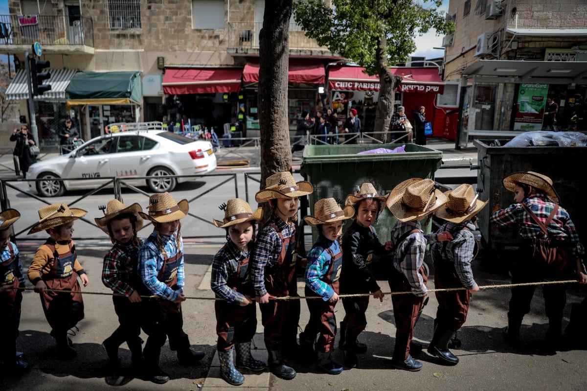 ילדי החיידר המחופשים יצאו לרחובות • גלריה