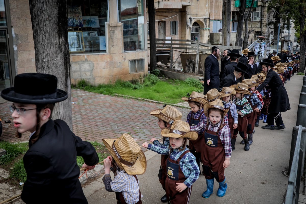 ילדי החיידר המחופשים יצאו לרחובות • גלריה