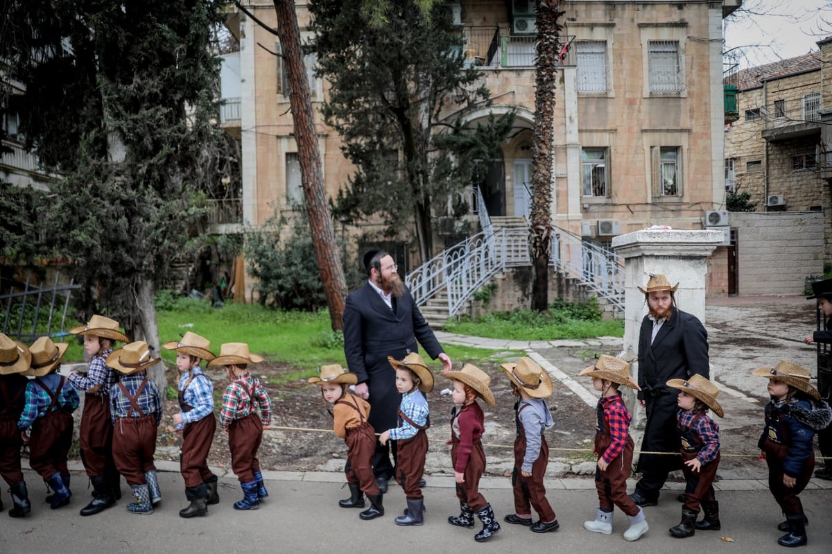 ילדי החיידר המחופשים יצאו לרחובות • גלריה