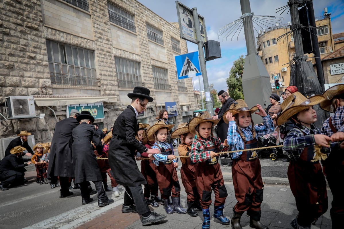 ילדי החיידר המחופשים יצאו לרחובות • גלריה