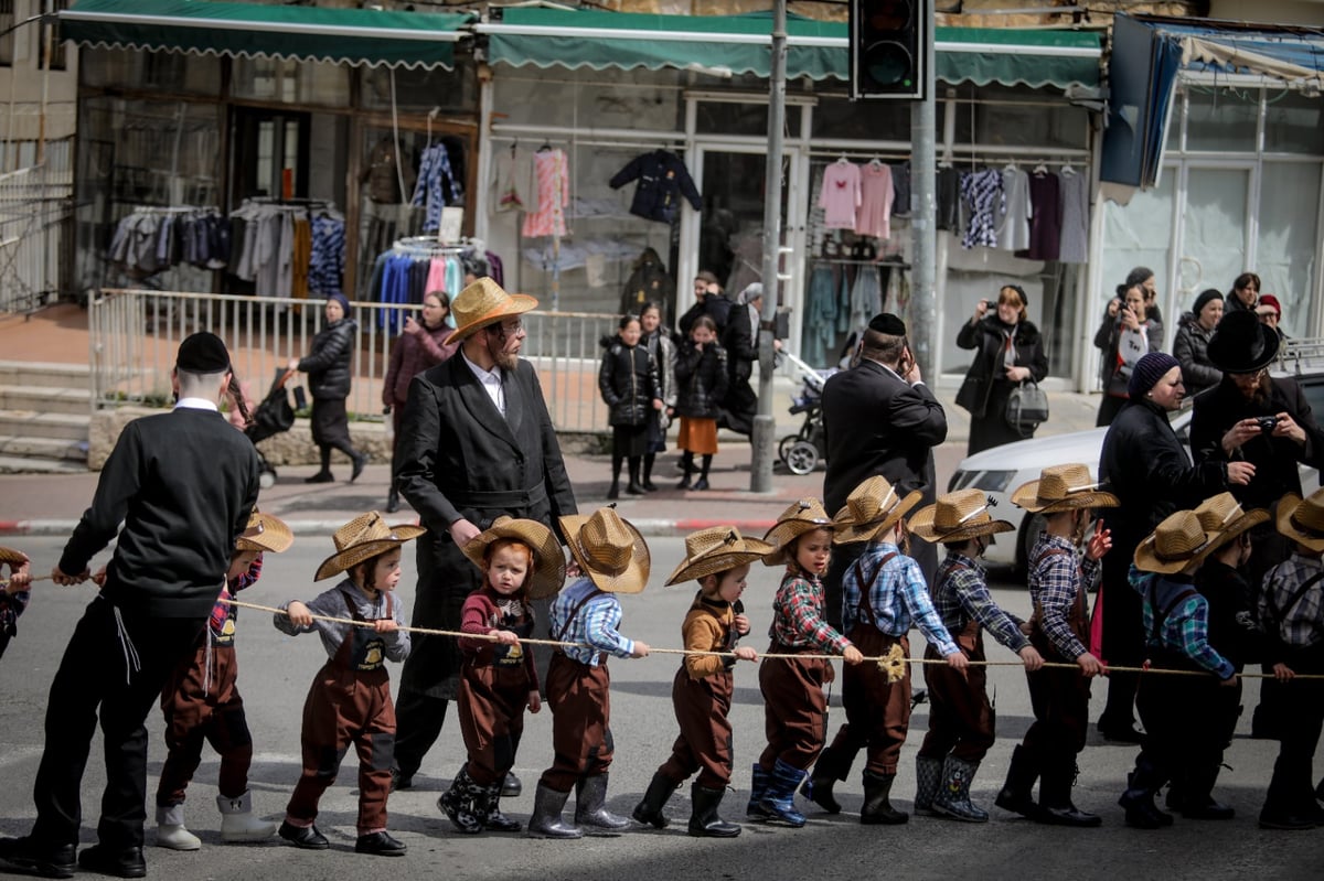 ילדי החיידר המחופשים יצאו לרחובות • גלריה