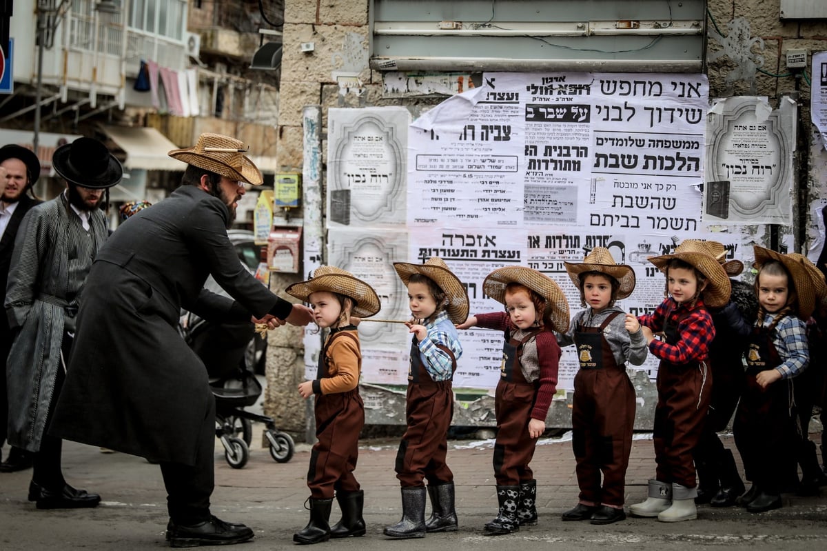 ילדי החיידר המחופשים יצאו לרחובות • גלריה