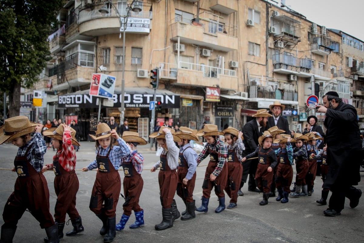 ילדי החיידר המחופשים יצאו לרחובות • גלריה