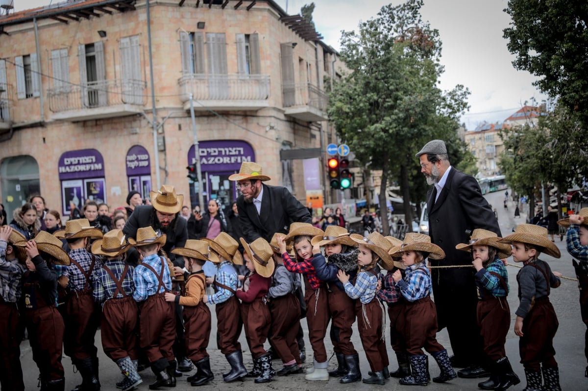 ילדי החיידר המחופשים יצאו לרחובות • גלריה