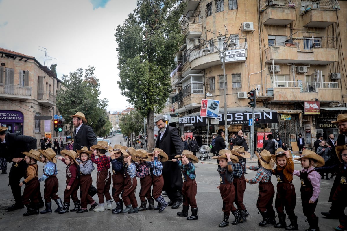 ילדי החיידר המחופשים יצאו לרחובות • גלריה