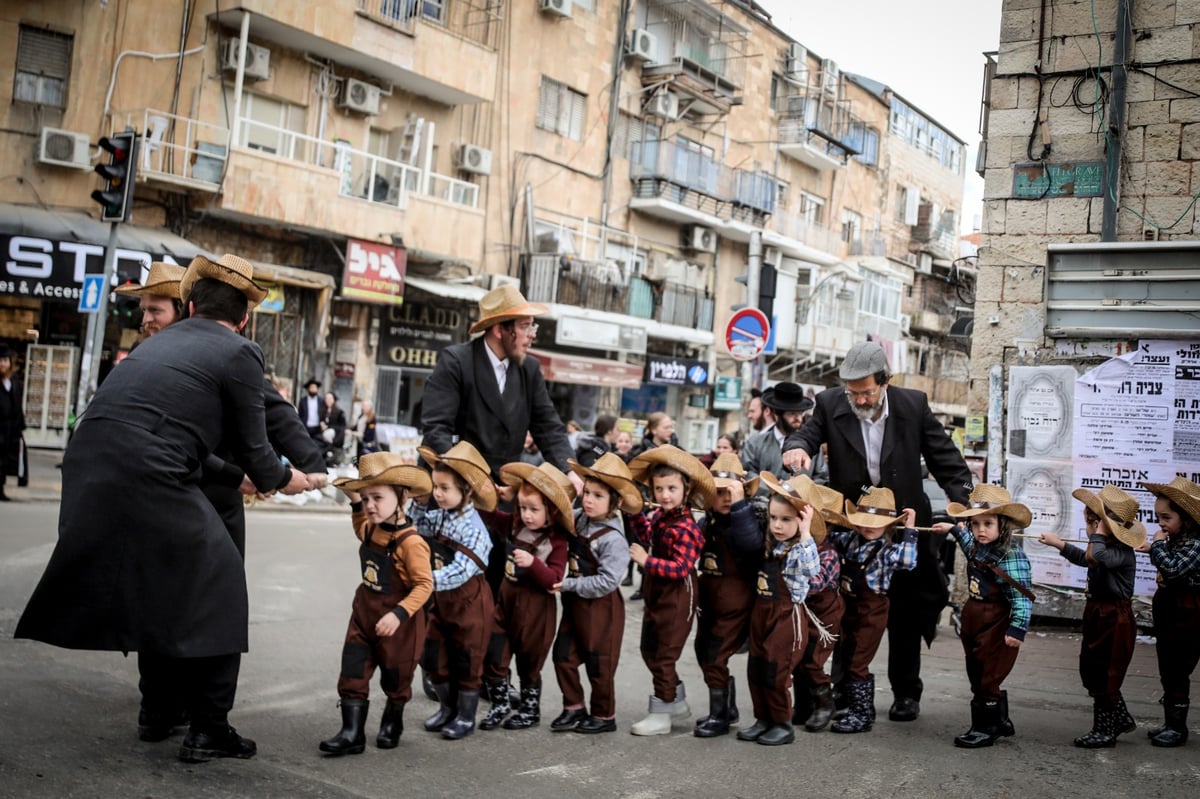 ילדי החיידר המחופשים יצאו לרחובות • גלריה