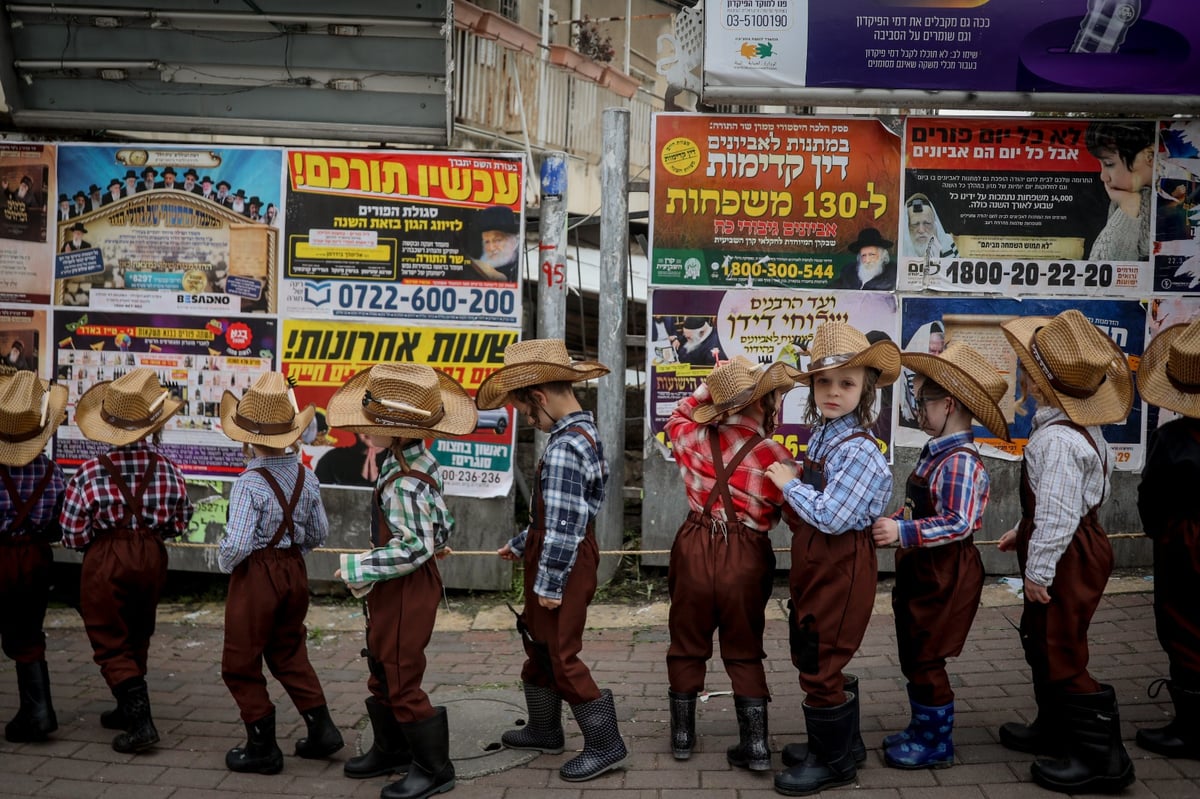 ילדי החיידר המחופשים יצאו לרחובות • גלריה