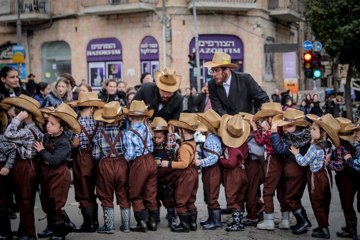 ילדי החיידר המחופשים יצאו לרחובות • גלריה