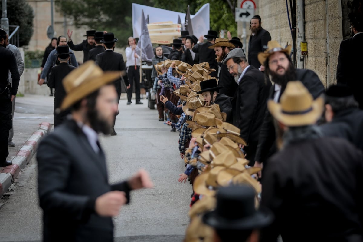 ילדי החיידר המחופשים יצאו לרחובות • גלריה