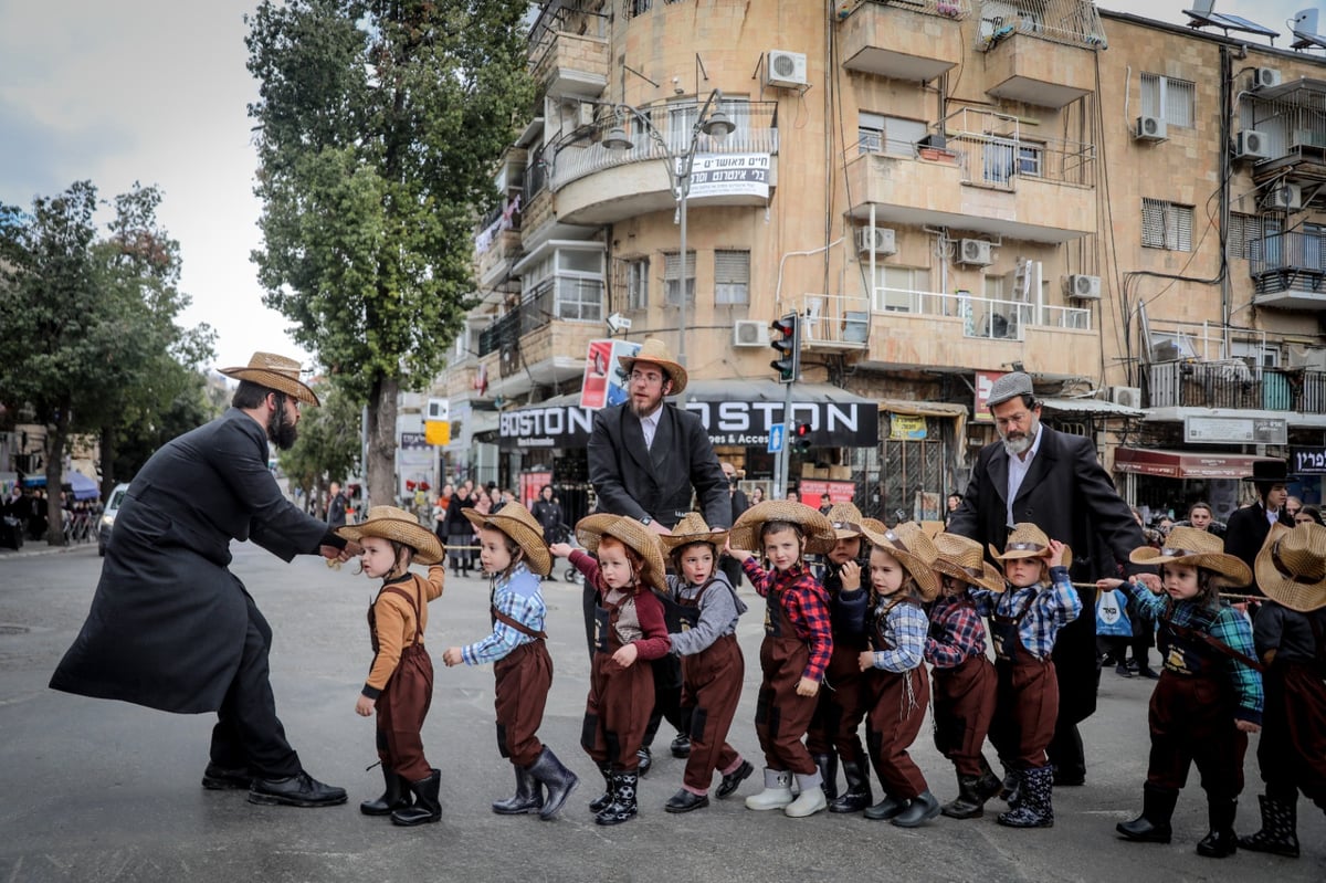 ילדי החיידר המחופשים יצאו לרחובות • גלריה