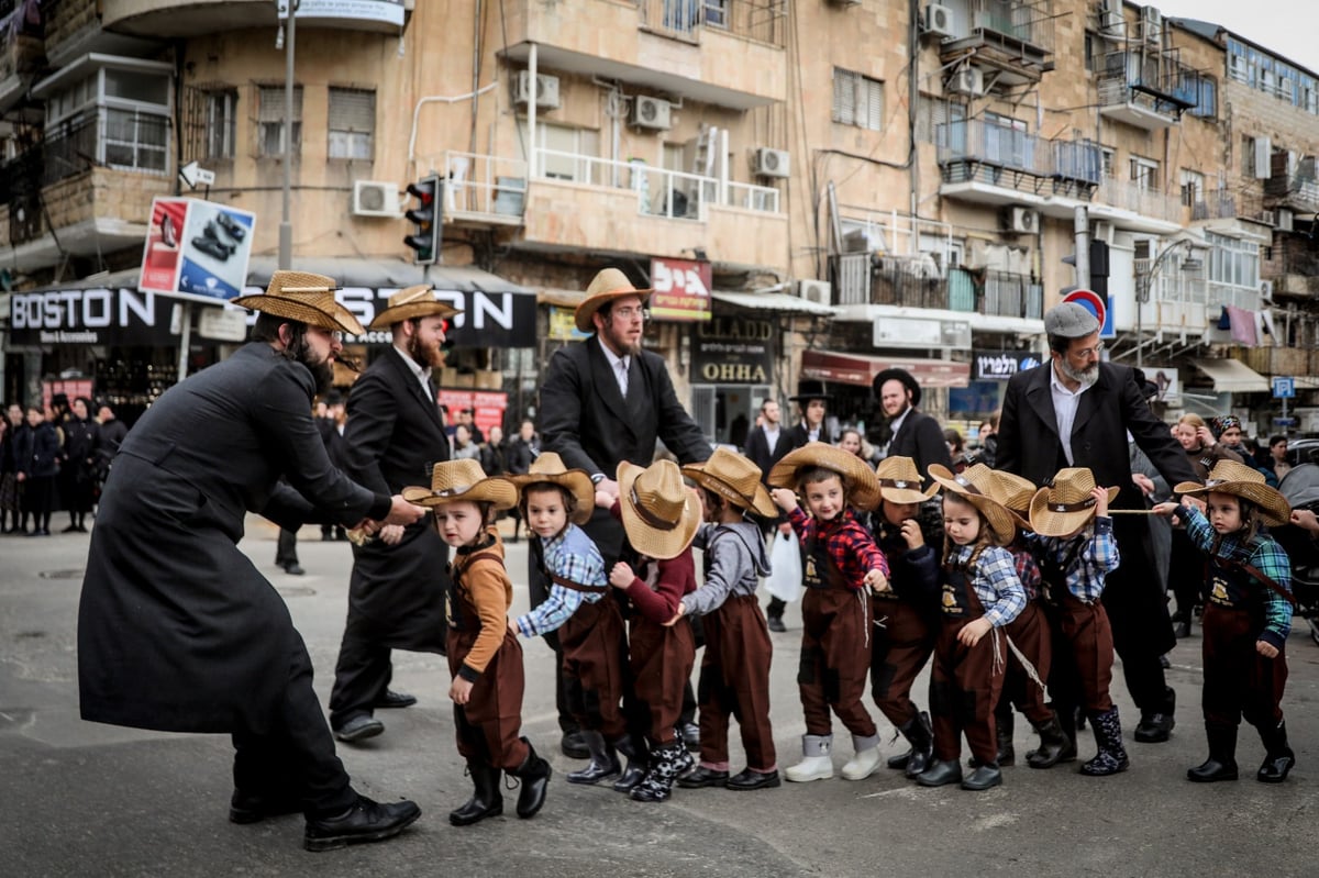 ילדי החיידר המחופשים יצאו לרחובות • גלריה