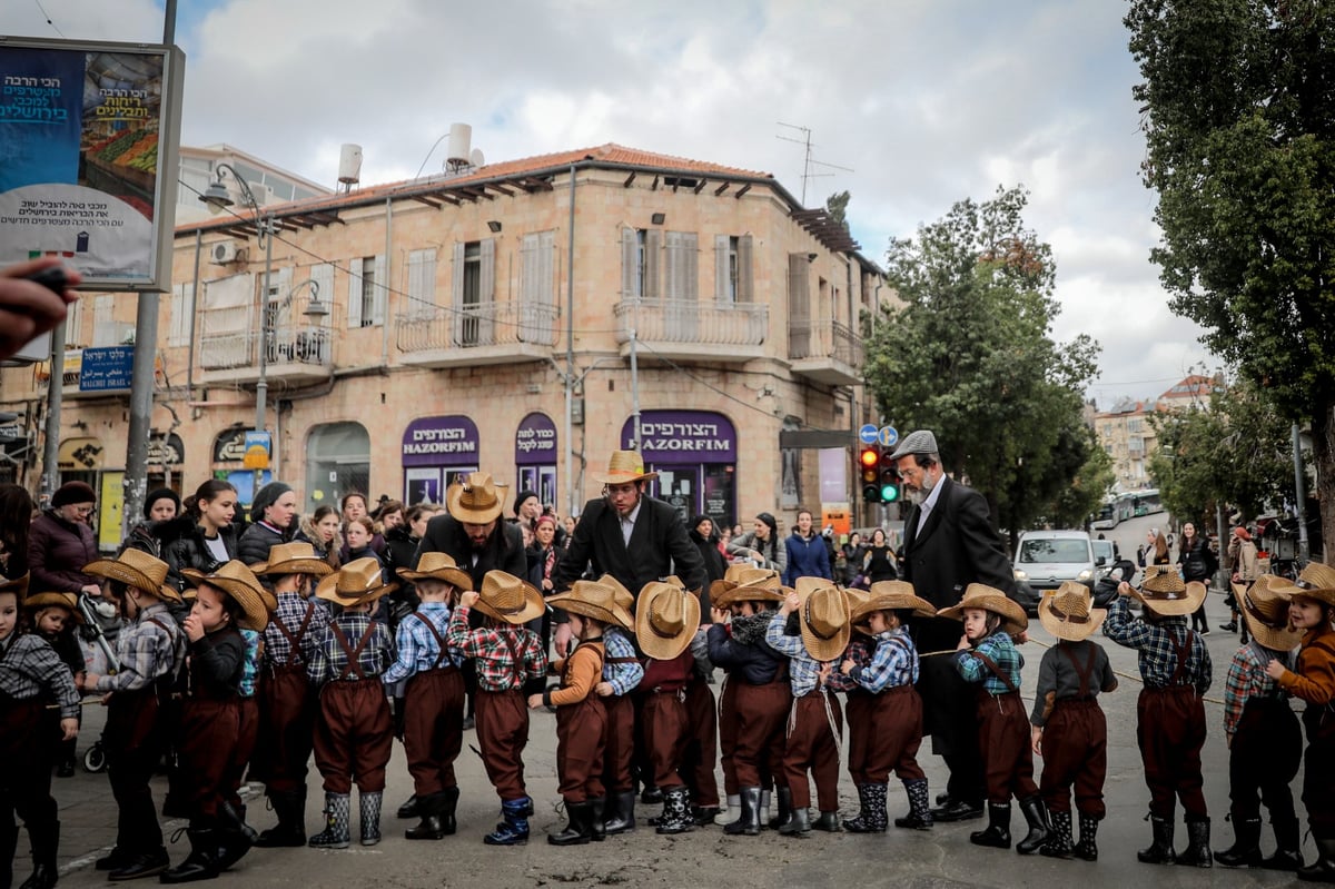 ילדי החיידר המחופשים יצאו לרחובות • גלריה