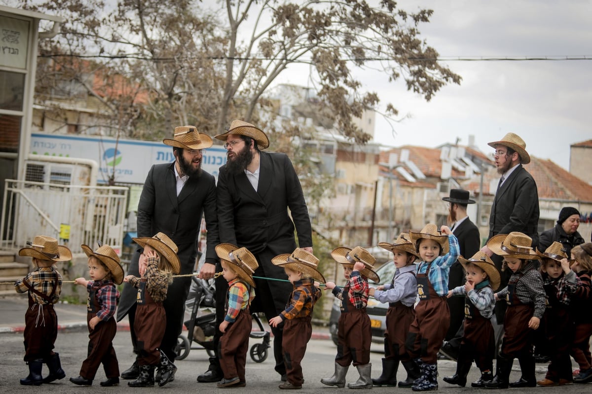 ילדי החיידר המחופשים יצאו לרחובות • גלריה