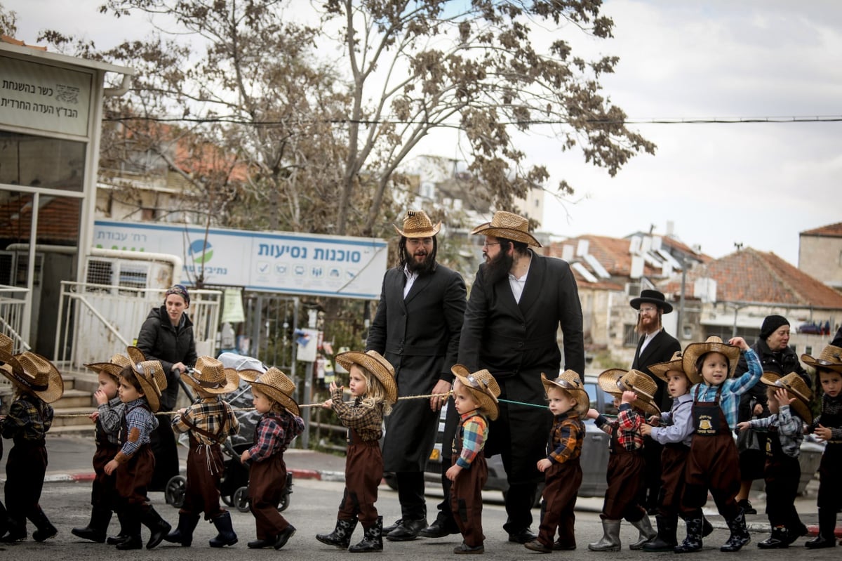 ילדי החיידר המחופשים יצאו לרחובות • גלריה