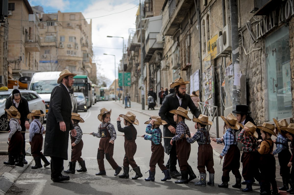 ילדי החיידר המחופשים יצאו לרחובות • גלריה