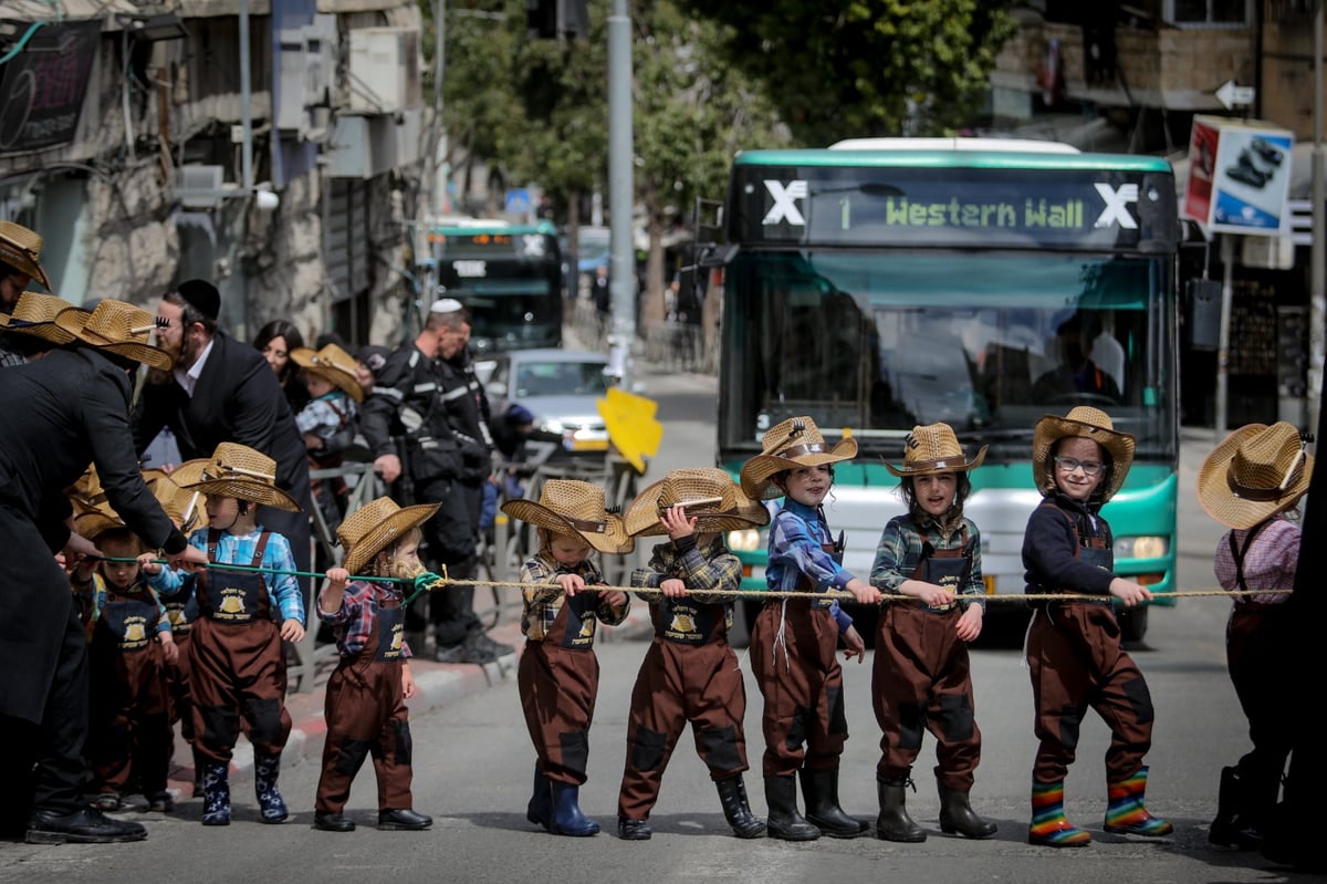 ילדי החיידר המחופשים יצאו לרחובות • גלריה