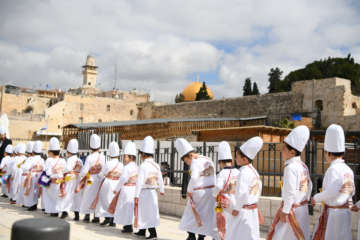 מרהיב: "הלווים" הגיעו לתפילה בכותל • צפו