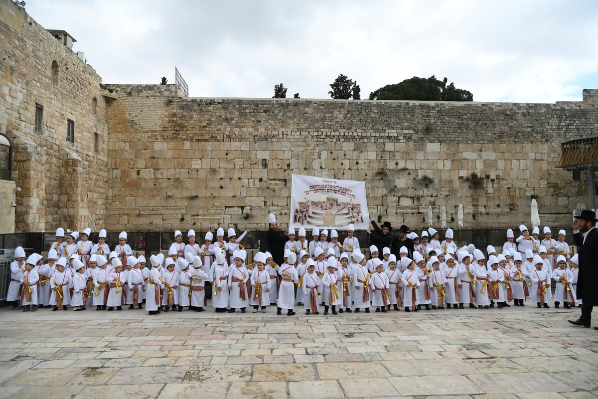 מרהיב: "הלווים" הגיעו לתפילה בכותל • צפו