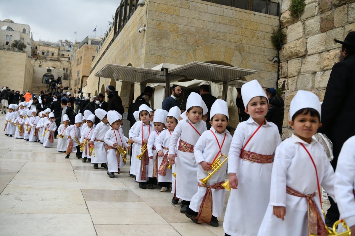 מרהיב: "הלווים" הגיעו לתפילה בכותל • צפו