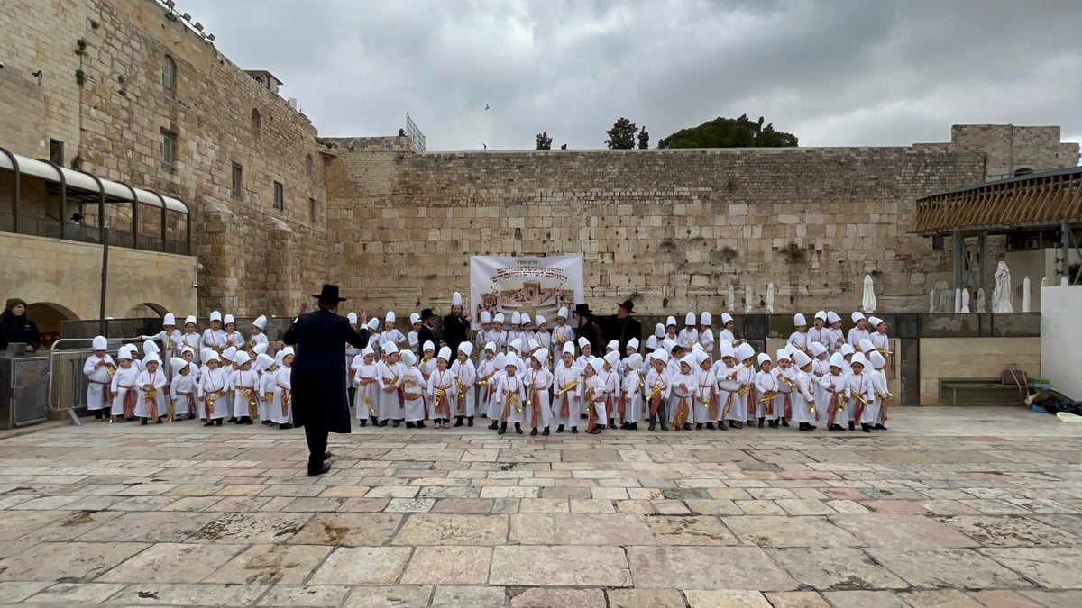 מרהיב: "הלווים" הגיעו לתפילה בכותל • צפו