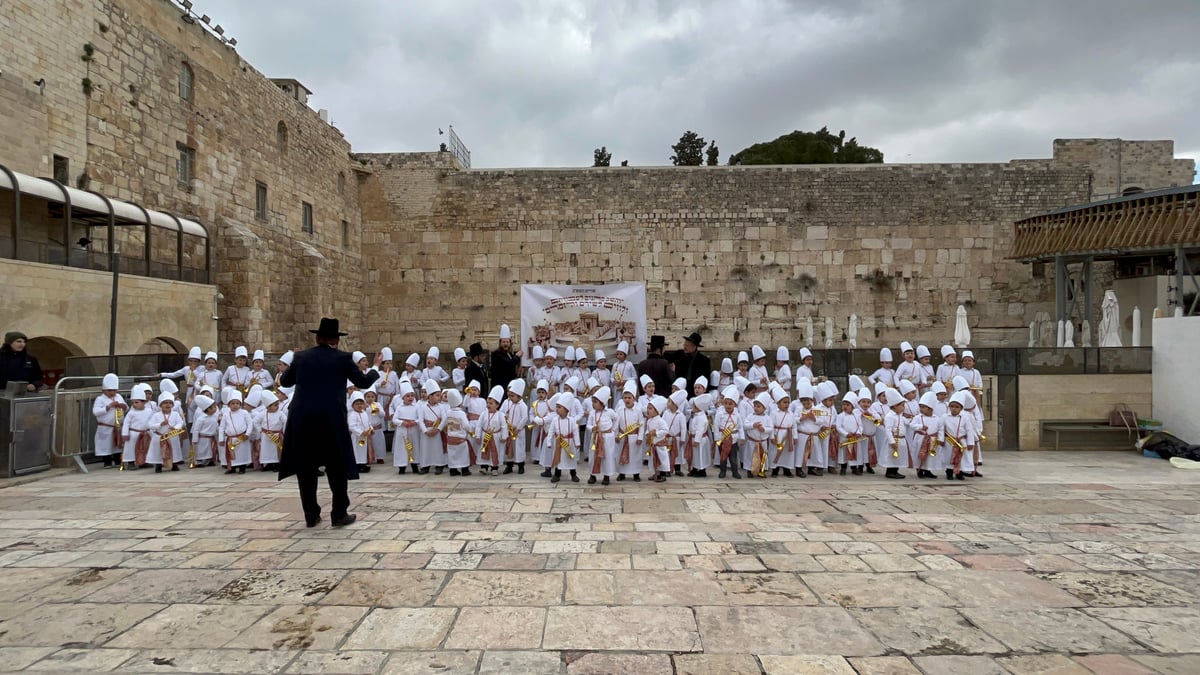 מרהיב: "הלווים" הגיעו לתפילה בכותל • צפו