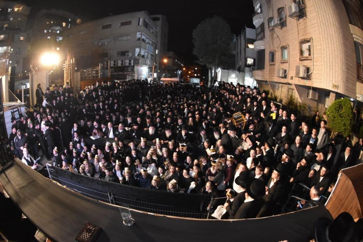 מודז'יץ: מעמד יציקת אבן הפינה לבית המדרש החדש