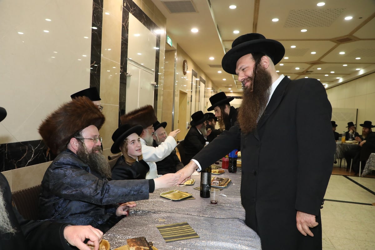 תיעוד: בר מצווה לנכדם של האב"ד והאדמו"ר