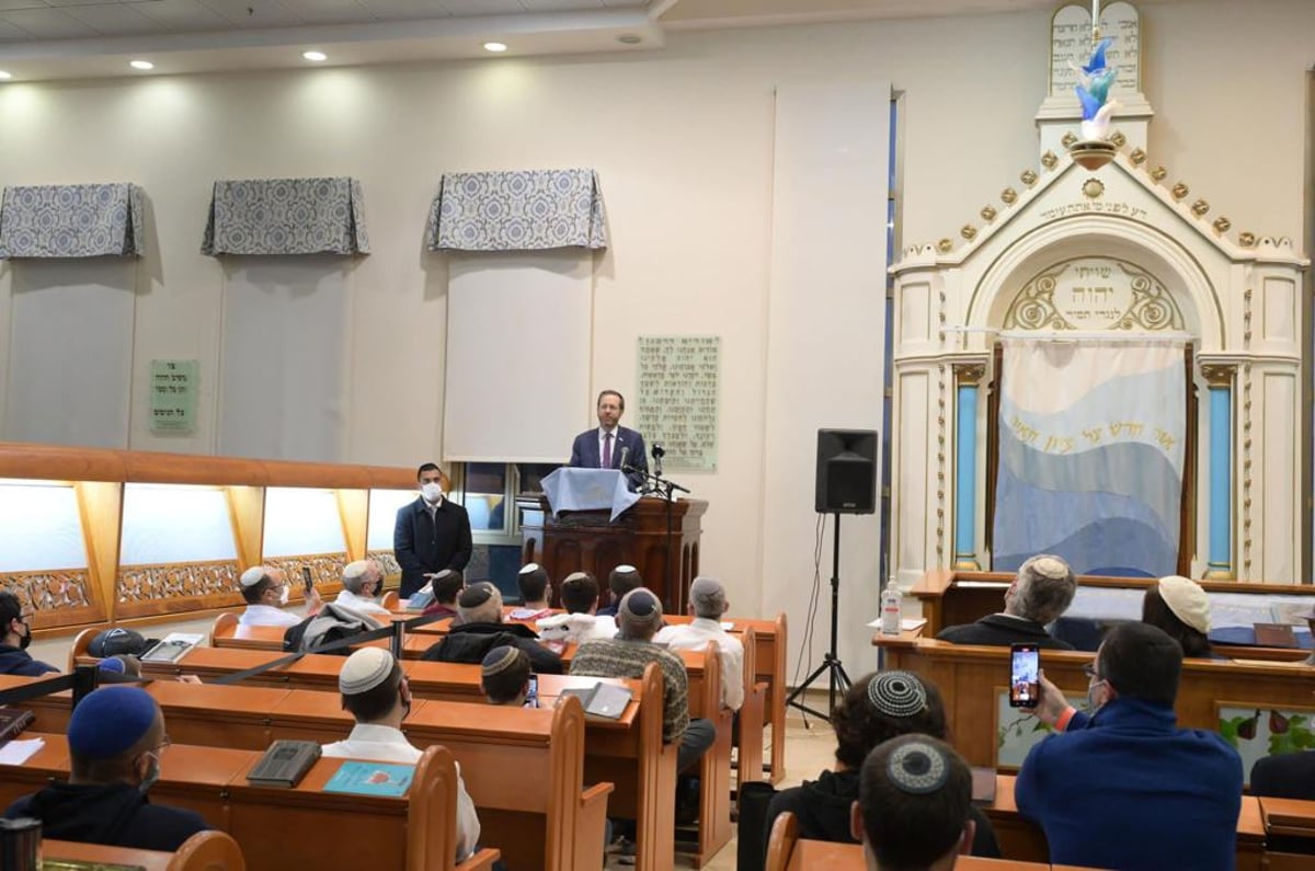 הנשיא קרא מגילה בבית שמש: "חלק מהקהילה"