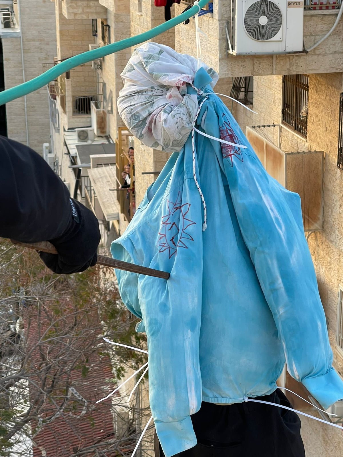 בית שמש: קיצונים תלו את בובות השוטרים