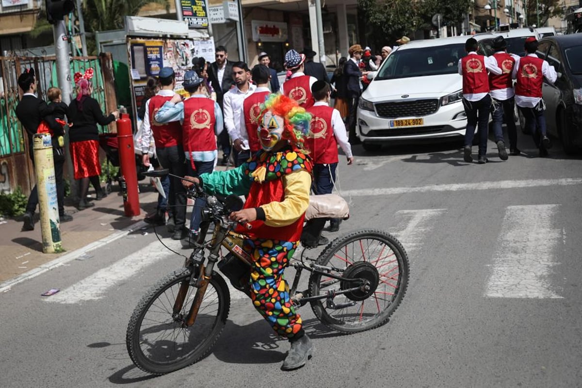 פספסתם פורים בבני ברק? כך זה היה נראה