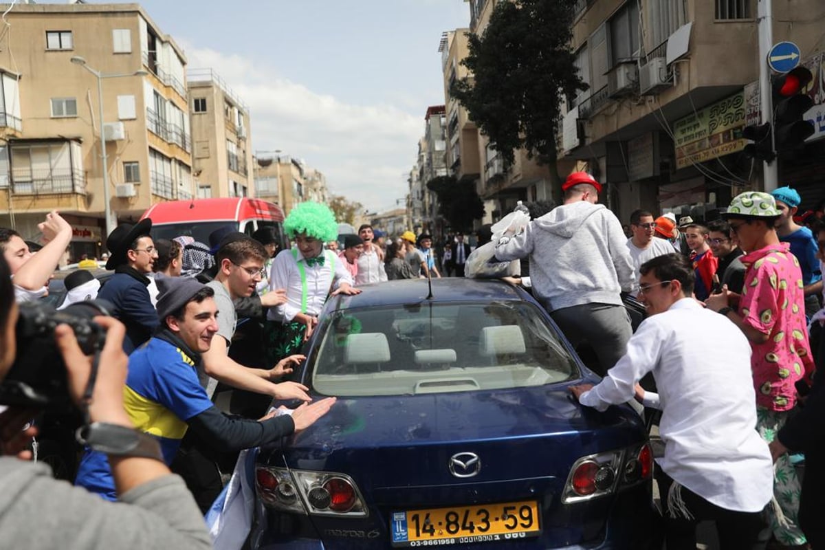 פספסתם פורים בבני ברק? כך זה היה נראה